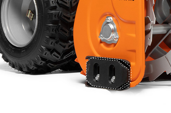 Двухсторонние двухсоставные направляющие лыжи позволяют выбрать и установить металлические, либо пластиковые направляющие в зависимости от типа очищаемой поверхности. С помощью направляющих лыж Вы получаете возможность регулировать высоту ковша над поверхностью, тем самым, избегая ее повреждение.