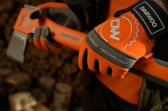 Удобный крой, эластичные материалы и ребристая поверхность защитных накладок позволяют надежно удерживать инструмент в руке и работать продолжительное время без ощущения дискомфорта.