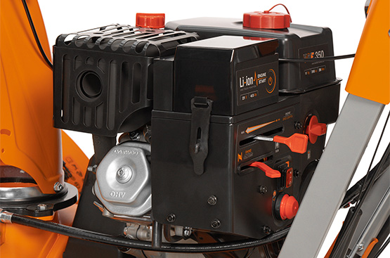 Уверенный запуск при отрицательных температурах. Повышенный моторный ресурс. Увеличенный глушитель и сниженный уровень шума. Вместительный топливный бак на 5,2 литра.