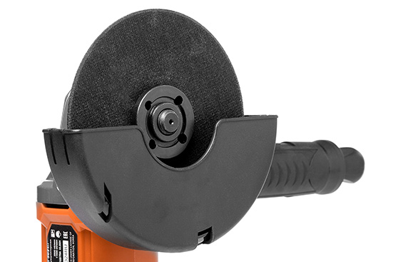 Нарастание тока происходит плавно, обеспечивая равномерное нарастание оборотов двигателя. Такой запуск снижает нагрузку и увеличивает ресурс двигателя. Исключает отдачу, рывки, резкие врезания диска в заготовку