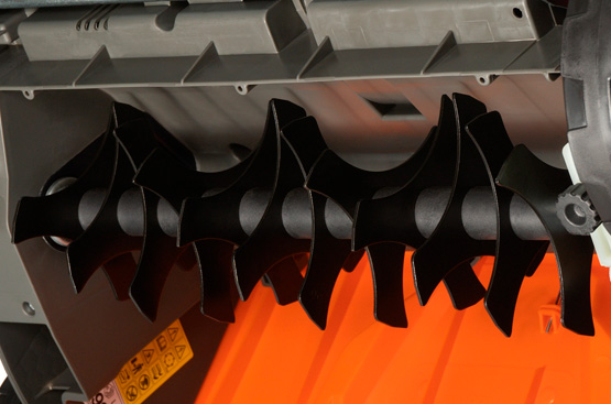 Обеспечивает глубокое и эффективное удаление мха, сухой травы и сорняков, способствуя улучшению аэрации почвы и стимулируя активный рост свежей зеленой травы. Увеличенное количество лезвий позволяет равномерно обработать большую площадь за один проход, сокращая время и усилия, затрачиваемые на уход за газоном.